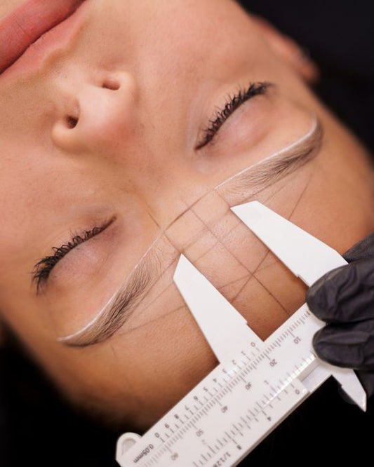 Cómo encontrar la forma de cejas perfecta para cada cliente